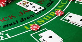 Layar antarmuka permainan Three Card Poker di baik777